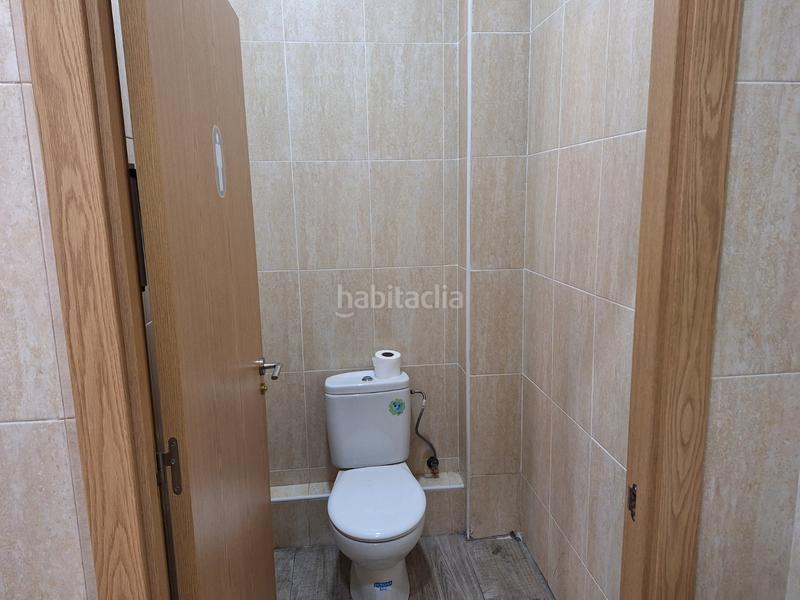 Foto 11cfe07c-9a31-4999-b86f-30f525e2a92c. Pas-de-porte local commercial avec chauffage dans La Gavarra Cornellà de Llobregat