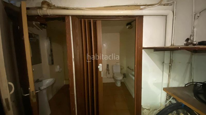 Foto 19ab2119-4f97-4164-9ece-f43d36192c9c. Local comercial venta de local con salida de humos y licencia de bar musical en Calella