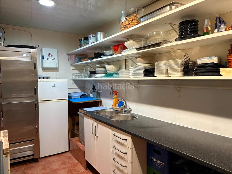 Foto dacdeadb-8694-469d-a5fe-9346f44857de. Trapasso locale commerciale con riscaldamento in La Gavarra Cornellà de Llobregat