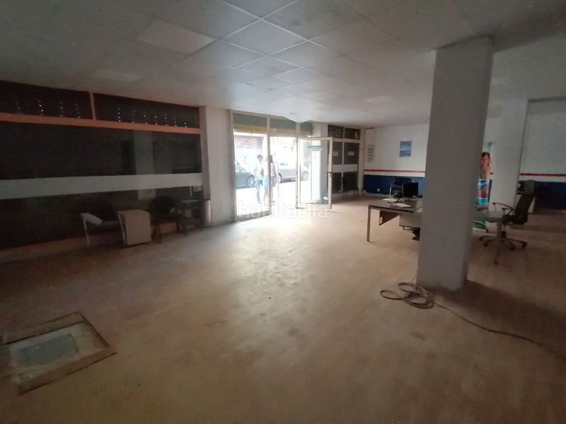 Foto f0f7a7b9-75f0-4bc2-a3ef-b477b7ba843d. Local comercial a Llefià Badalona
