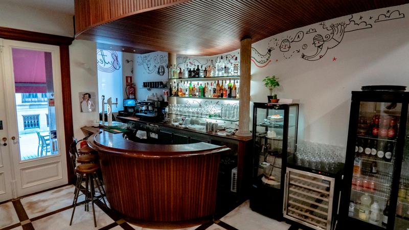 Foto ad6524dc-900d-42c4-a4ef-66ab319f6403. Traspaso local comercial traspaso restaurante finca entera situado centro en Sabadell