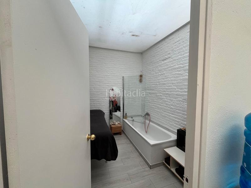 Foto bc69bce6-d1b0-40f2-80f3-ec21f7bd9613. Transfer business premise with heating in Sants-Badal Barcelona