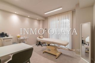 Local commercial à Barri de les Corts. Venta en rentabilidad clinica en barcelona