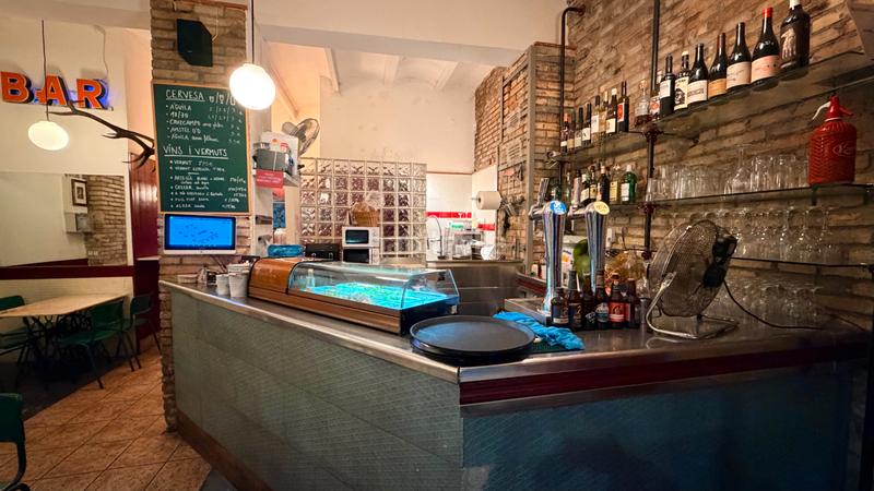 Foto d71523bb-137b-45bb-b5c6-a128e70016ad. Traspaso local comercial traspaso bar con licencia c1 en Sants, en Barcelona