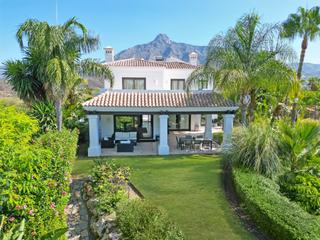 Haus in Lomas de Marbella Club. Oportunidad de renovación  villa orientada al sur de cuatro dorm