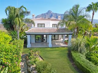 House in Lomas de Marbella Club. Oportunidad de renovación  villa orientada al sur de cuatro dorm