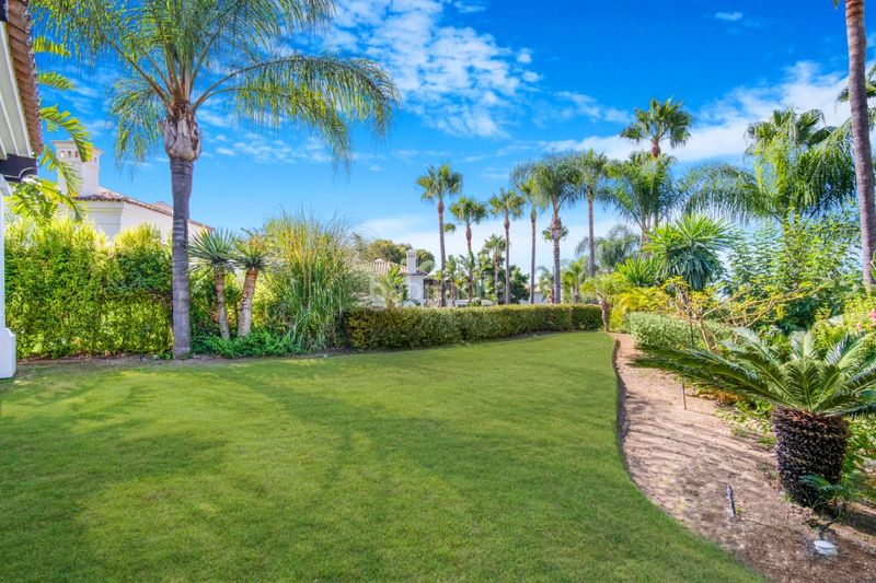 Foto 00ade4e5-b09d-4a5a-b16d-5b5155a94627. Casa amb aparcament piscina a lomas de Marbella club Marbella