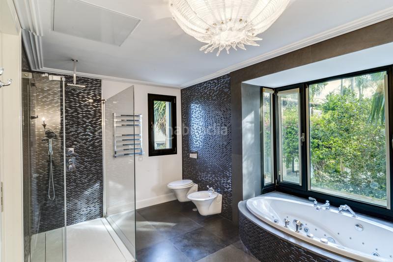 Foto 9560e11c-9845-4bb4-98b3-0d326d071712. Haus mit parking pool in lomas de Marbella club Marbella