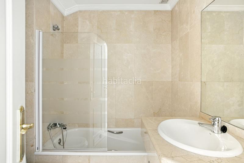 Foto 3a44adc1-c8bc-4526-84c8-14aee1bd0140. Attique avec parking piscine dans La Carolina - Guadalpín Marbella