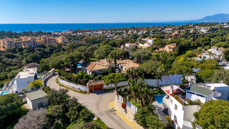 Foto 21f254b2-42f0-4eb3-9e61-ea3a27f78500. House with parking pool in Elviria Marbella