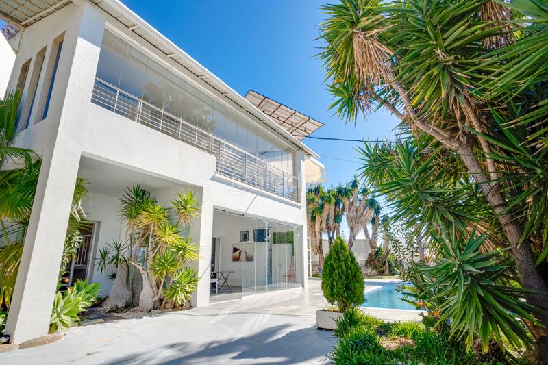 Foto 25381545-b8bd-47c6-8933-82ea53e18a14. House with parking pool in Elviria Marbella