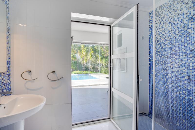 Foto 42b3c9b4-9235-4509-85c6-7b076d48229d. House with parking pool in Elviria Marbella