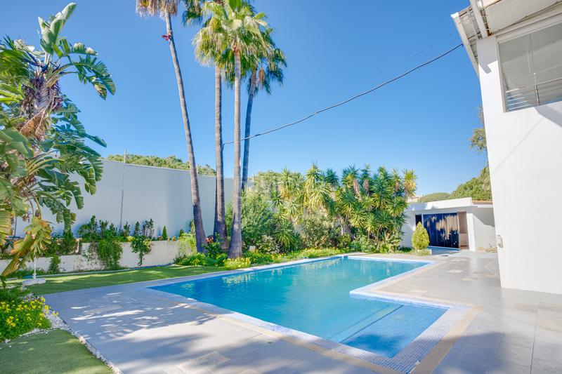 Foto 4bd4c313-67a4-43dc-9cda-ffaf1c9ea699. House with parking pool in Elviria Marbella