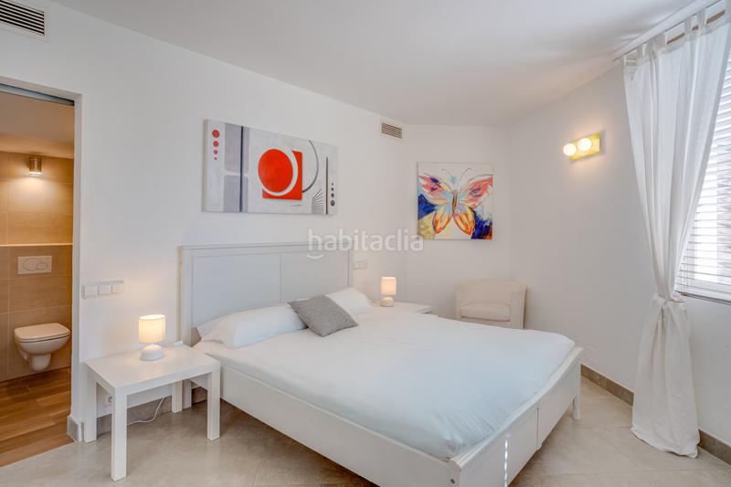 Foto 51e7d7d1-00f9-4a73-b3cf-2d7b36e43b28. House with parking pool in Elviria Marbella