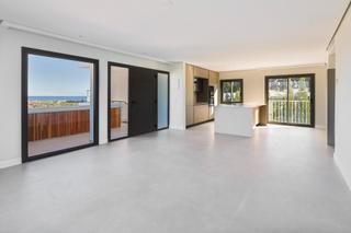 Dachwohnung in Nueva Andalucía centro. Increíble, hermoso ático de dos dormitorios en la comunidad cerr