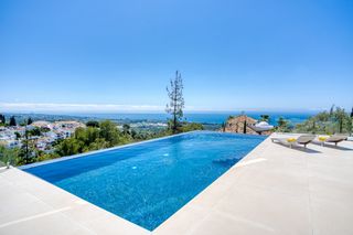 Maison à Alto de los Monteros. Villa de cinco dormitorios situada en altos de los monteros con