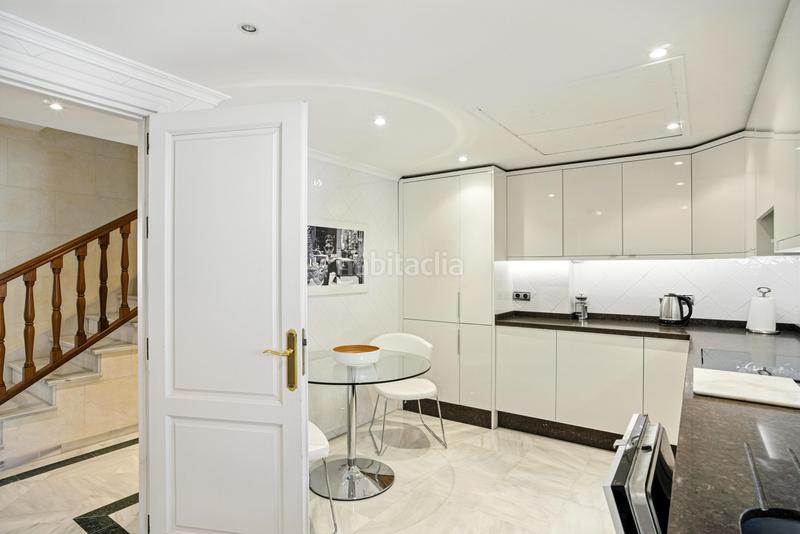 Foto 197a5599-3c60-443f-8a94-9f8a1cdfe379. Attico con parcheggio piscina in lomas de Marbella club Marbella