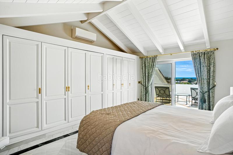 Foto 26c83afe-3b4c-40ef-8bf3-8ab07f26f828. Attico con parcheggio piscina in lomas de Marbella club Marbella