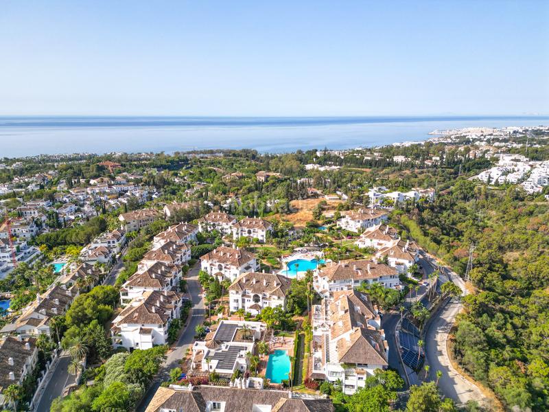 Foto 2b261482-6bbb-4d91-9200-e5549488f820. Attico con parcheggio piscina in lomas de Marbella club Marbella