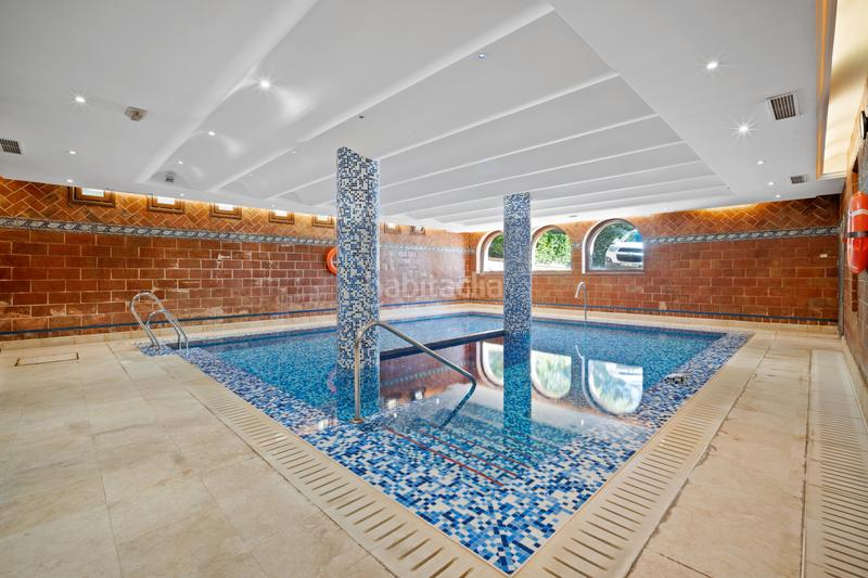 Foto b38bf052-3acb-4905-b3a1-f5eb2cbde4a5. Attico con parcheggio piscina in lomas de Marbella club Marbella