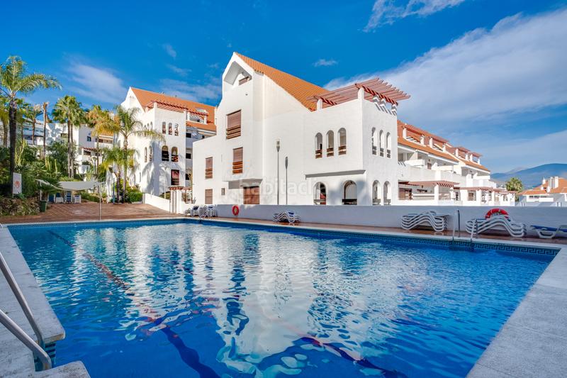 Foto 1d272e6d-b650-4fb2-9b6b-0422f41cd0b1. Apartament amb aparcament piscina a Nueva Andalucía centro Marbella