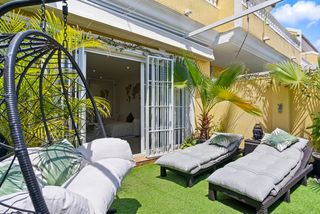 Reihenhaus in Calahonda. Casa adosada de cuatro dormitorios, bellamente renovada, orienta