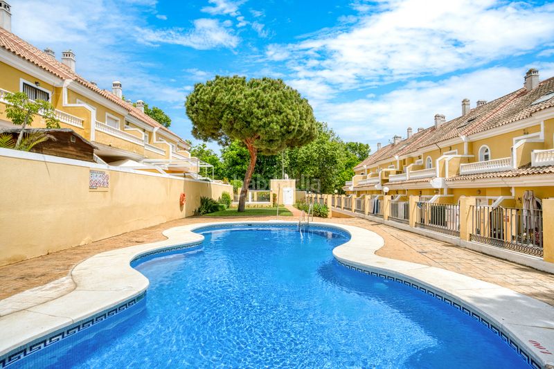 Foto 4dc93be7-c826-49df-8c01-e9c90806a464. Casa adossada amb aparcament piscina a Calahonda Mijas