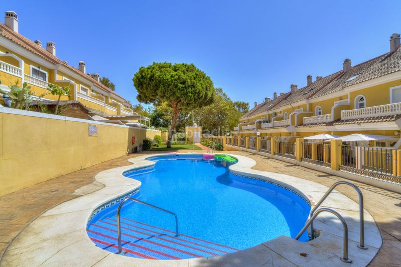 Foto 9c917c93-3356-4966-b584-b81d27d05493. Casa adossada amb aparcament piscina a Calahonda Mijas
