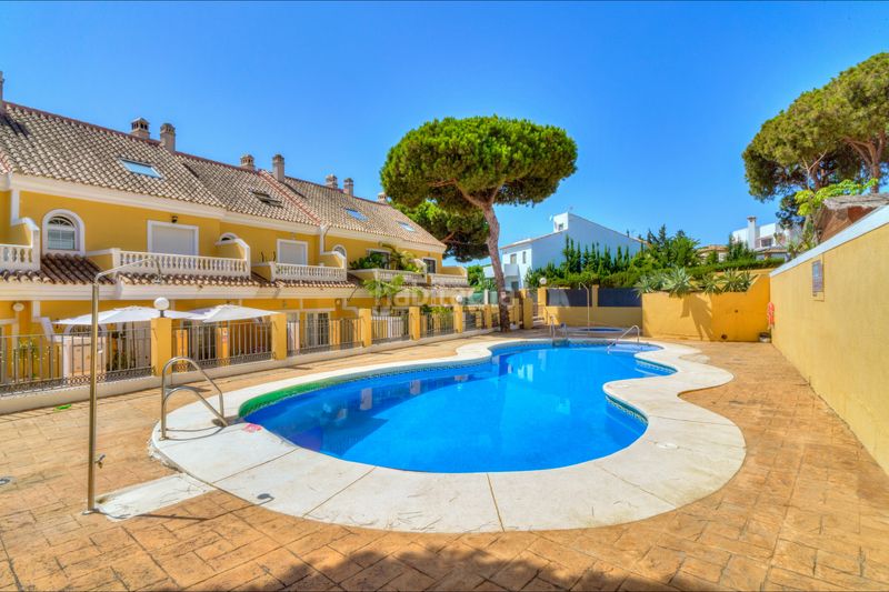 Foto b58c593e-f9cf-4d6a-8ec2-080a91f29316. Casa adossada amb aparcament piscina a Calahonda Mijas
