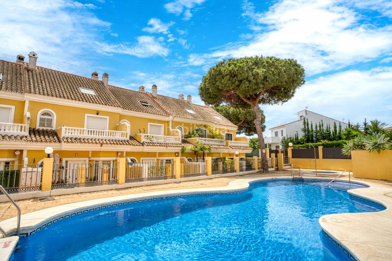 Foto c2a94bf7-4cbf-47b1-aad4-31db5b2746d6. Casa adossada amb aparcament piscina a Calahonda Mijas