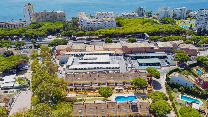 Foto f586e1ea-c009-4840-a922-104ae69bc758. Casa adossada amb aparcament piscina a Calahonda Mijas