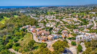 Casa adossada a Los Naranjos. Elegante casa de dos dormitorios, orientada al suroeste, situada