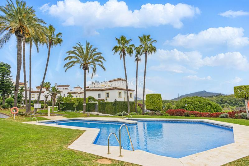 Foto b71d9fc4-4662-4674-8165-6090fc7ebfb3. Reihenhaus mit parking pool in Bel - Air Estepona