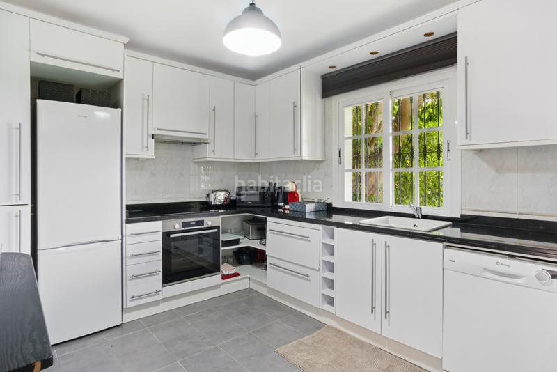 Foto de2e6ac8-a8aa-4f1e-a46d-388215407393. Reihenhaus mit parking pool in Bel - Air Estepona