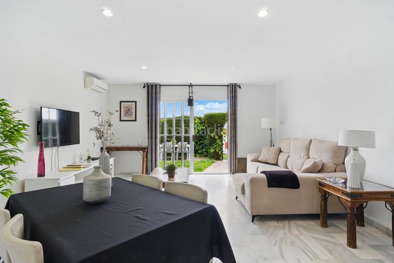 Foto e91cd5fd-1a6c-407b-8dfc-0e7088a75c94. Reihenhaus mit parking pool in Bel - Air Estepona