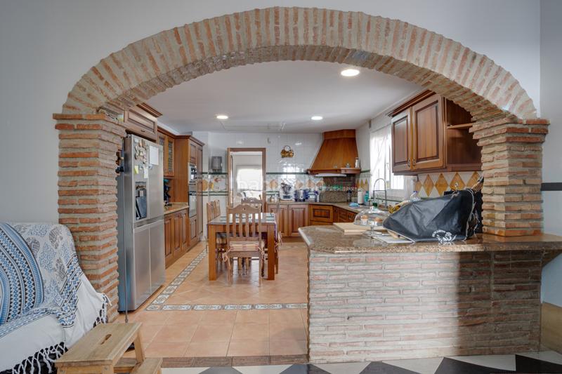 Foto e8b36a52-920e-4fa0-8291-65bc3577562b. House with parking pool in Valdeolletas - Las Cancelas - Xarblanca Marbella