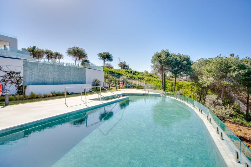 Foto 1de1b810-195c-4cfc-812b-b7dea64ccf8d. Planta baixa amb aparcament piscina a Cabopino - Artola Marbella