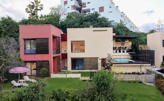 Casa en Los Flamingos. Amplia villa de cuatro dormitorios con piscina privada y apartam