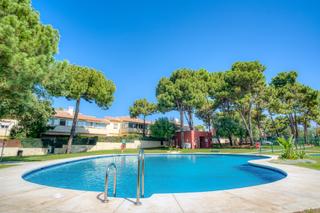 Planta baixa a Elviria. Apartamento de dos dormitorios en planta baja con jardín privado