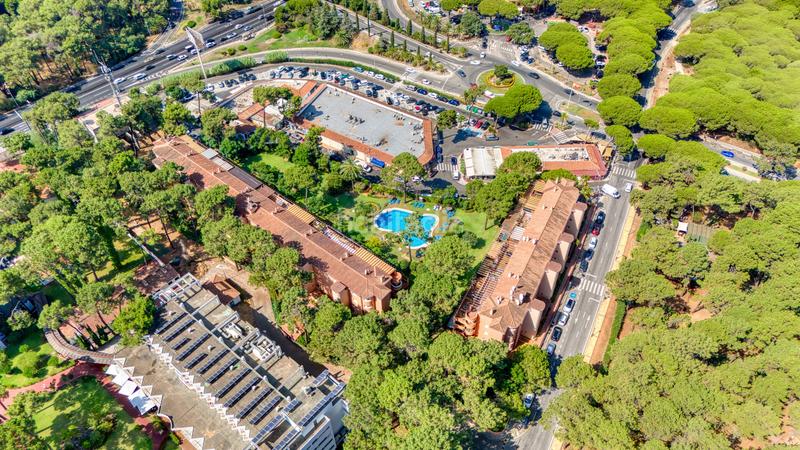 Foto 77b00bca-5b28-495c-9204-db08603a5268. Piano terra con parcheggio piscina in Santa María Marbella