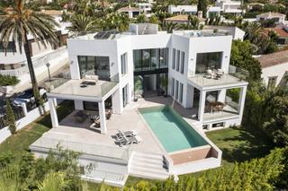 Casa a Marbesa. Moderna villa de lujo orientada al sur con vistas al mar en marb