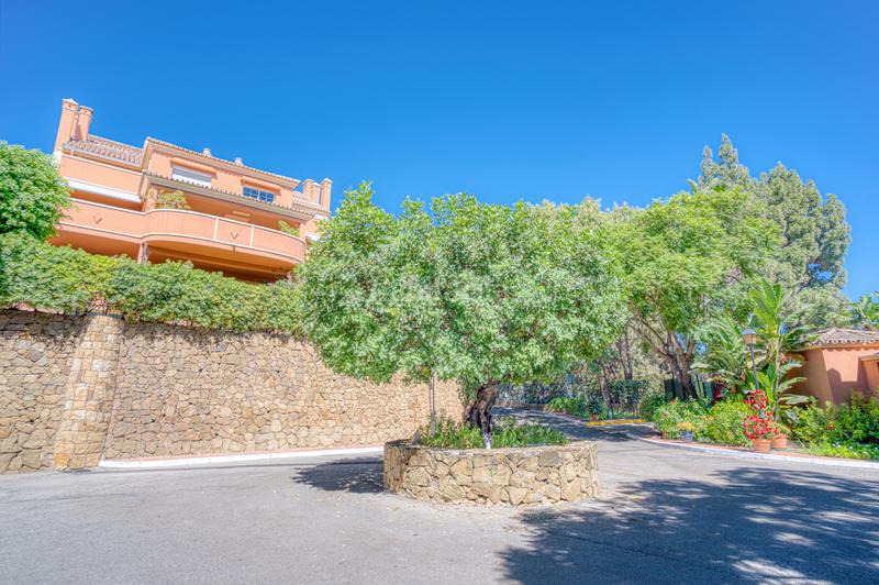 Foto 9415fd64-1a23-4317-bcfa-8b7eaf852290. Apartament amb aparcament piscina a Los Naranjos Marbella