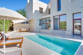 Semi detached house en Cancelada. Impresionante casa adosada de cinco dormitorios, situada en la c