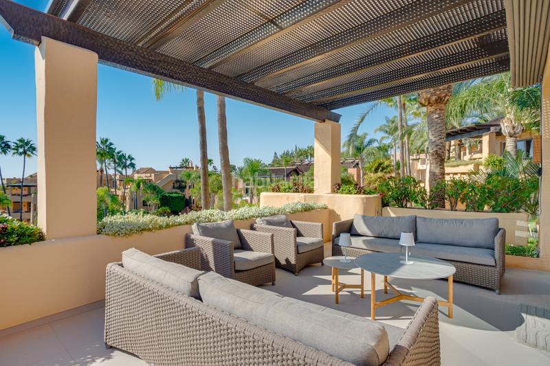 Foto 70a426da-54ff-46e0-b3b5-7c3ead4dd793. Attique avec parking piscine dans Sierra Blanca Marbella