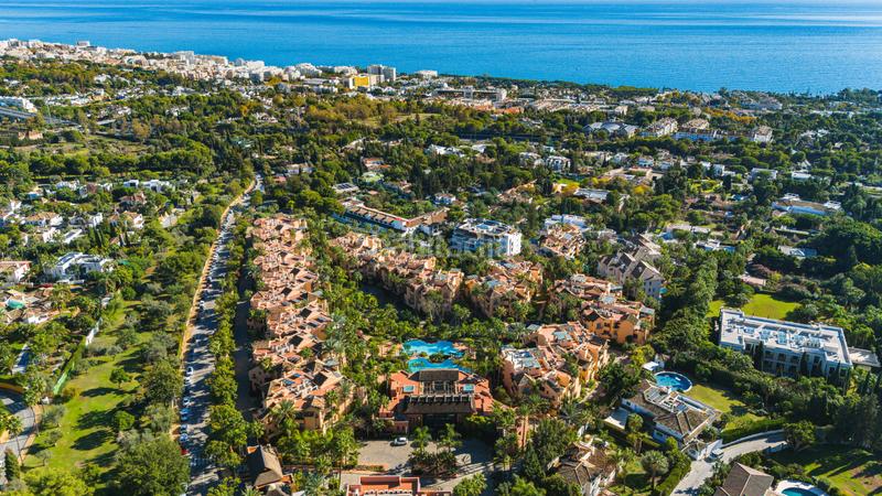 Foto 9ec2bca3-aad8-48b5-9a52-3c91e38a9e35. Attique avec parking piscine dans Sierra Blanca Marbella