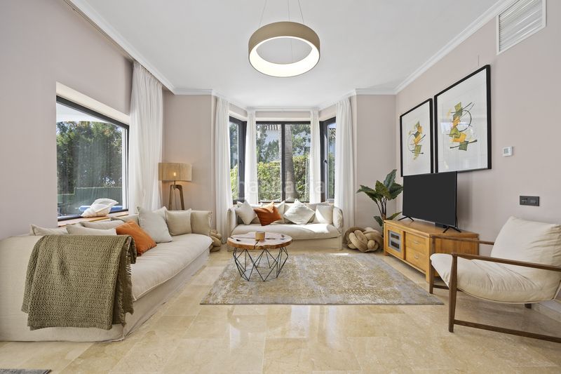 Foto 034d16f3-633b-403a-b360-3088b6fdc178. Casa amb aparcament piscina a El Paraíso Benahavís