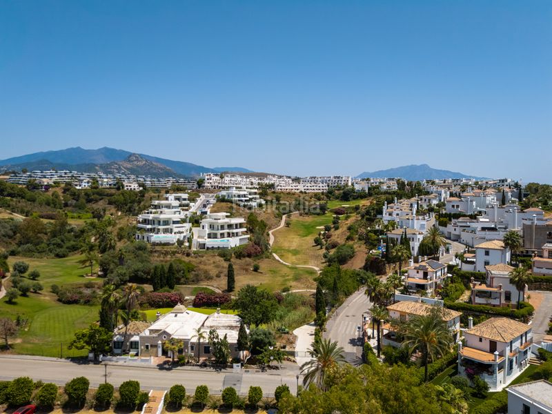Foto 6e55ee2b-4511-43ee-99e4-0250ee8b606e. Casa amb aparcament piscina a La Concha - Resina Golf Estepona
