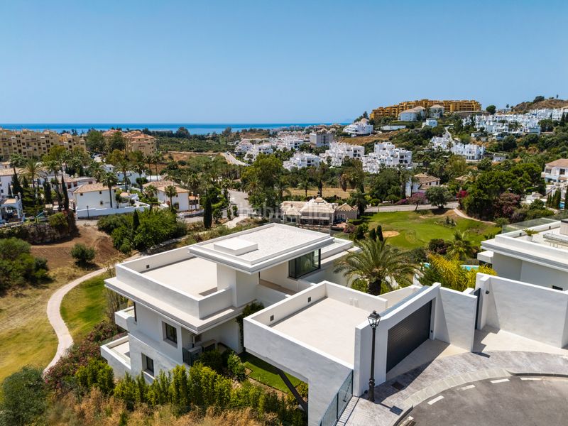 Foto abad7442-c246-49a7-b5f7-ab6f52e9c557. Casa amb aparcament piscina a La Concha - Resina Golf Estepona