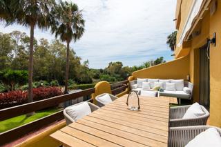 Casa adossada a Nagüeles Alto. Elegante casa de dos dormitorios en nageles con vistas al mar y