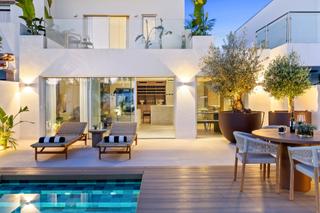 Maison jumelée à Nueva Andalucía centro. Hermosa casa adosada de tres dormitorios en nueva andalucía, mar